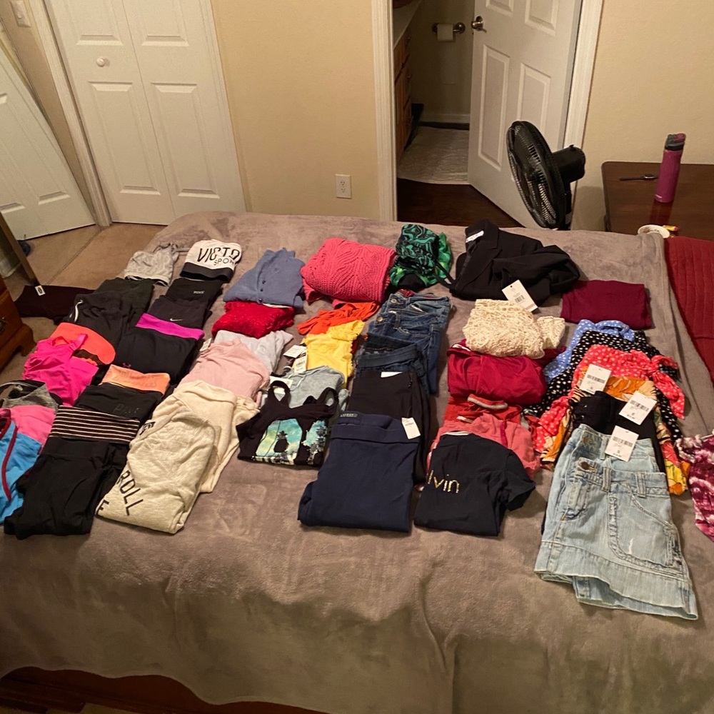 HUGE WOMANS NAME BRAND RESELL LOT (50 items)